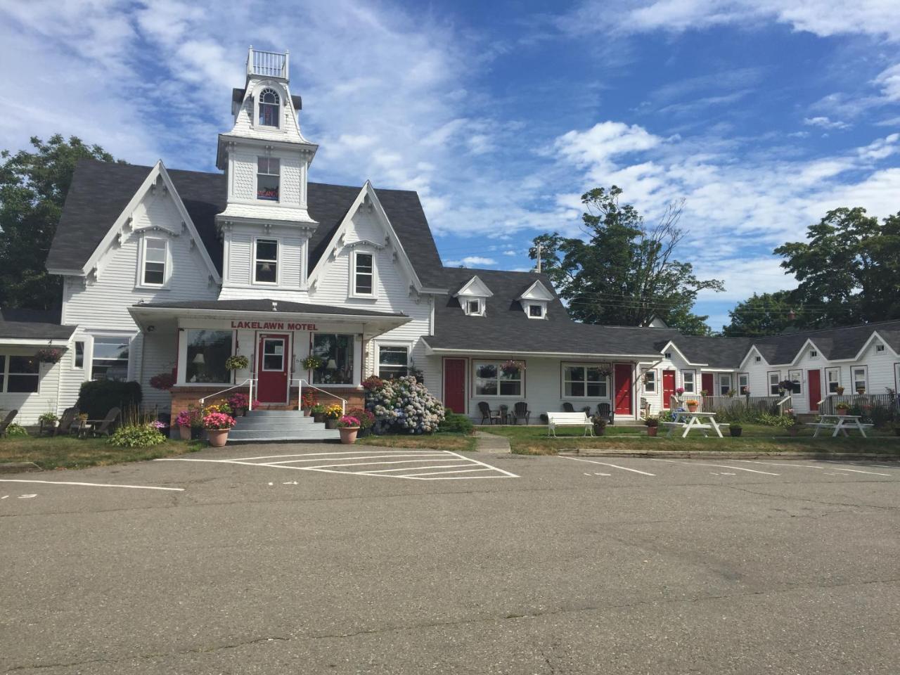 Lakelawn B&B And Motel Yarmouth Exterior photo